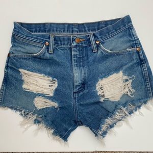 Wrangler Distressed Cut-Off shorts